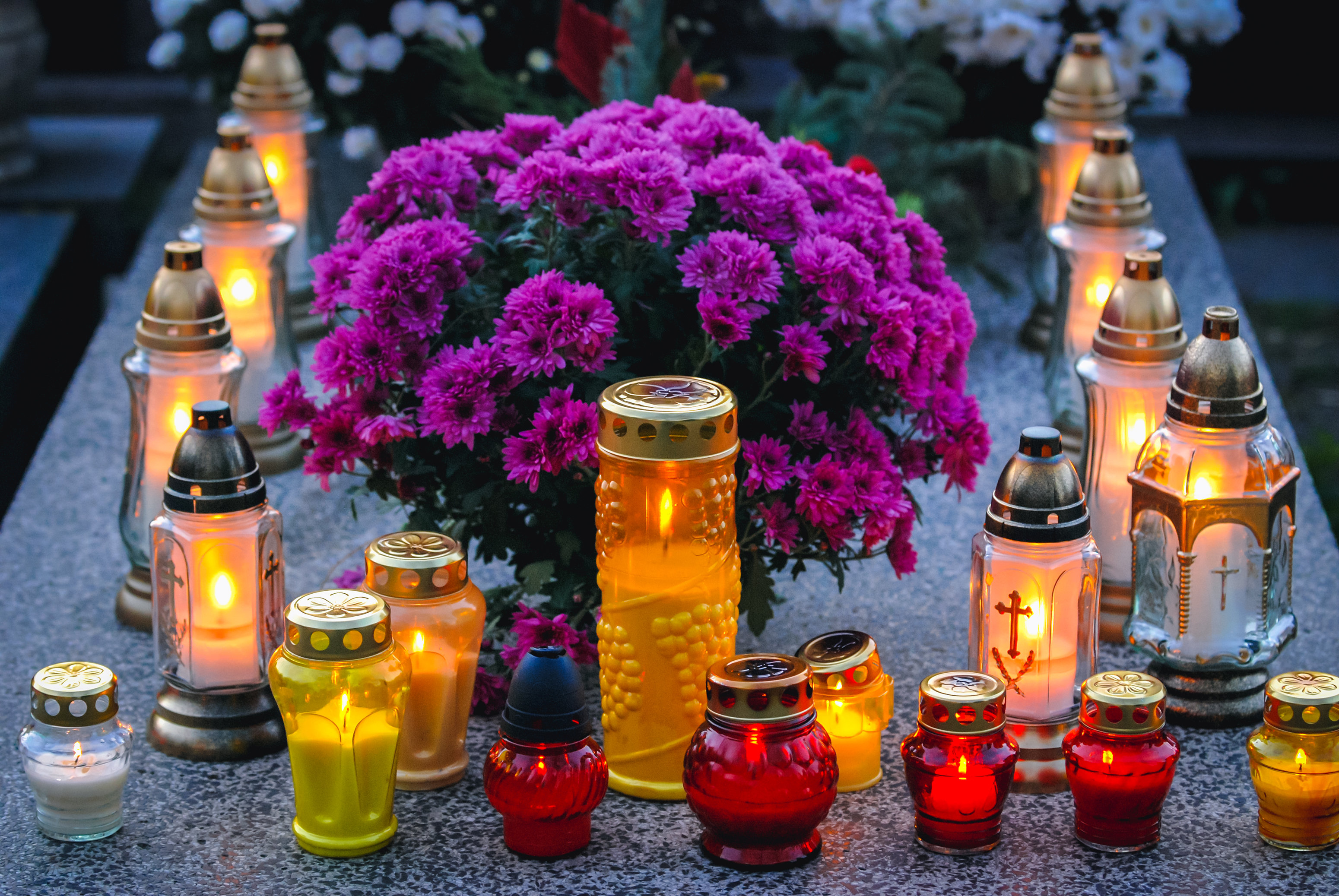 Choinka, anioł czy gwiazda? Co oznaczają symbole na świątecznych zniczach