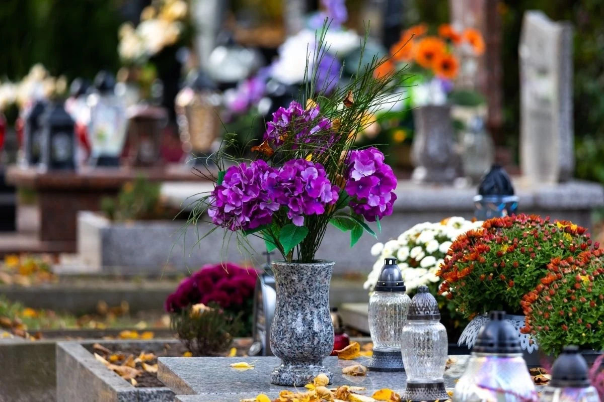 Jak zabezpieczyć nagrobki przed kradzieżą